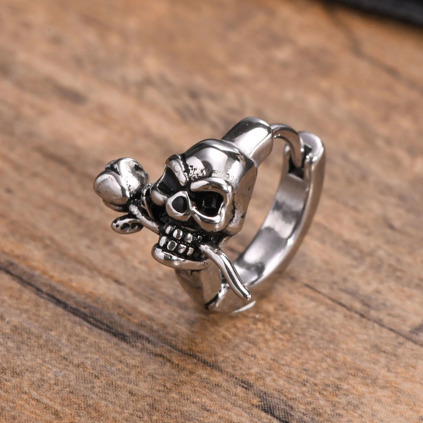 Brinco Masculino em Aço Argola Skull Rose